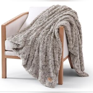 UGG Adalee Seal Grey Faux Fur Throw Blanket 50" x 70". New